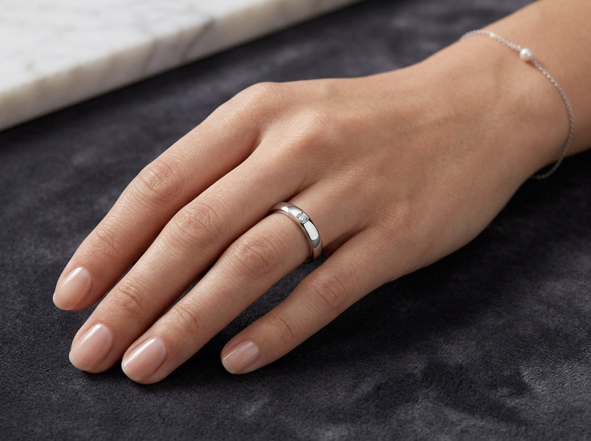 Ring Silver Engraved With Top-quality Moissanite S925 Silver With Electroplated Platinum.