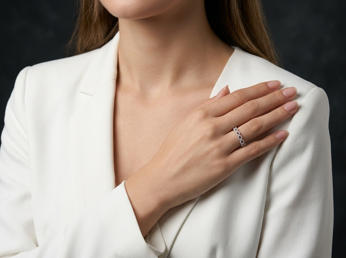 Ring Moissanite Luxurious Jewelry Made Of S925 Silver With Electroplated Platinum.